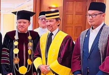 Bersama Sultan Brunei, Rektor Nusa Putra Jadi Senat Convocation KUPU SB